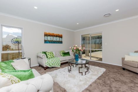 Photo of property in 18 Syd Grant Crescent, Orewa, 0931