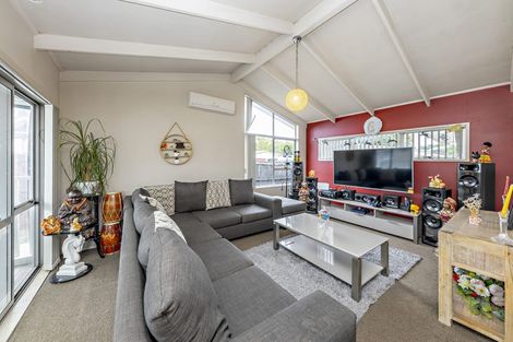 Photo of property in 13 Brent Place, Manurewa, Auckland, 2102