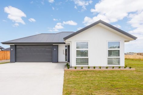 Photo of property in 69 Atlantic Drive, Fitzherbert, Palmerston North, 4410