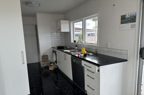 Photo of property in 1/54 Target Road, Totara Vale, Auckland, 0629