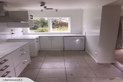 Photo of property in 24 Holdaway Avenue, Northcote, Auckland, 0627