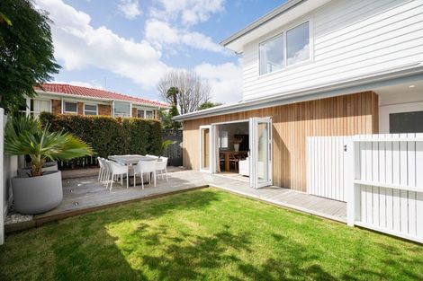 Photo of property in 2/6 Marsh Avenue, Forrest Hill, Auckland, 0620
