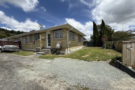 Photo of property in 24a Oregon Drive, Maoribank, Upper Hutt, 5018