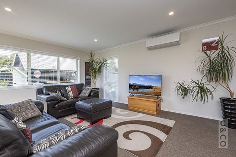 Photo of property in 8 Larmer Drive, Kumeu, 0810