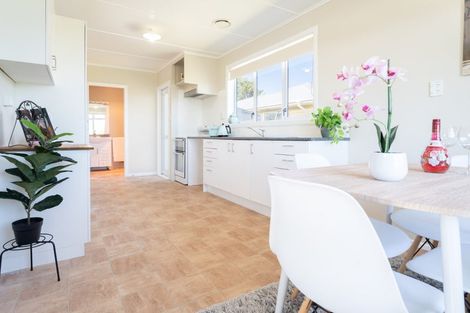 Photo of property in 5 Kenmore Street, Newlands, Wellington, 6037