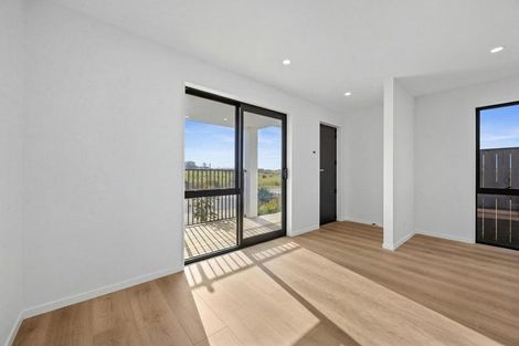 Photo of property in 8 Harikoa Way, Karaka, 2113