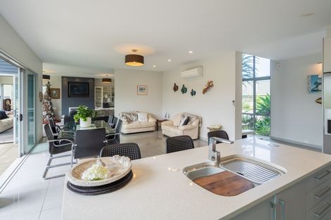 Photo of property in 18 Olliver Grove, Waikanae Beach, Waikanae, 5036