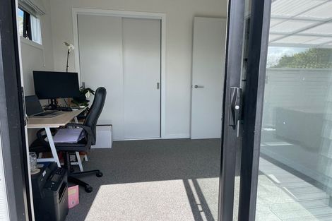 Photo of property in 32 Meadowood Drive, Unsworth Heights, Auckland, 0632