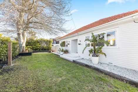 Photo of property in 1/150 East Coast Road, Forrest Hill, Auckland, 0620