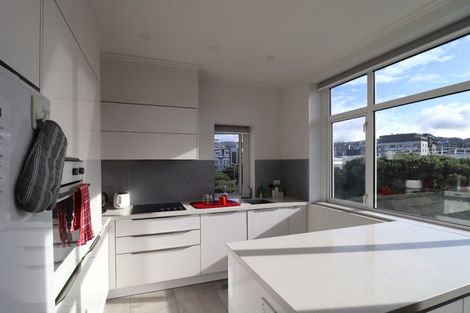 Photo of property in Fountain Court Flats, 48 Oriental Parade, Oriental Bay, Wellington, 6011