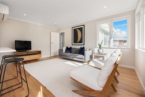 Photo of property in 7 Beazley Place, Glendene, Auckland, 0602