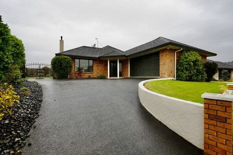 Photo of property in 24 Johnstone Drive, Fitzherbert, Palmerston North, 4410