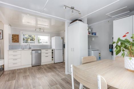 Photo of property in Orange Grove Flats, 2/549 Childers Road, Te Hapara, Gisborne, 4010