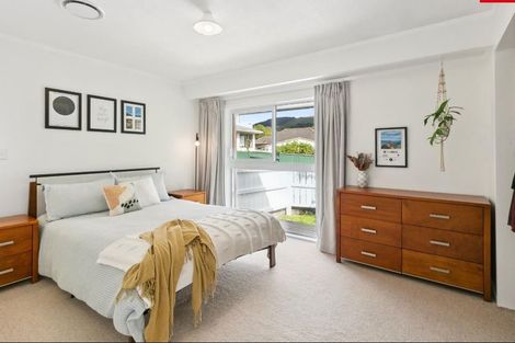 Photo of property in 21 Mexted Terrace, Tawa, Wellington, 5028