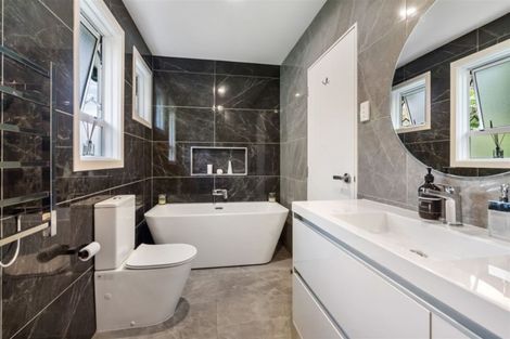 Photo of property in 2/9 Folkestone Street, Murrays Bay, Auckland, 0630