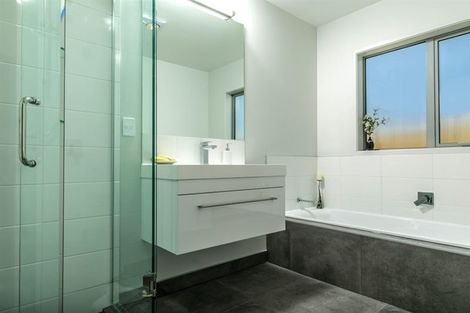 Photo of property in 8 Sir Lincoln Drive, Kumeu, 0810