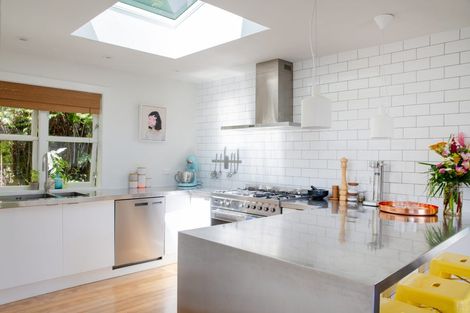 Photo of property in 21 Kaitawa Road, York Bay, Lower Hutt, 5013