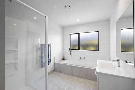 Photo of property in 32 Atlantic Drive, Fitzherbert, Palmerston North, 4410