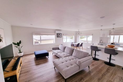 Photo of property in 1/8 Flaunty Place, West Harbour, Auckland, 0618