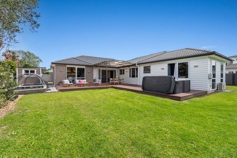 Photo of property in 18 Kahika Grove, Huapai, Kumeu, 0810