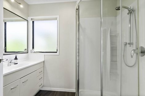 Photo of property in 34 Meadowood Drive, Unsworth Heights, Auckland, 0632