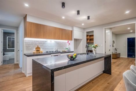 Photo of property in 17 Mcindoe Road, Kumeu, 0810