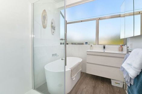 Photo of property in 2/18 Ellenbury Place, Stanmore Bay, Whangaparaoa, 0932