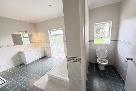 Photo of property in 154 Boord Crescent, Kumeu, 0891
