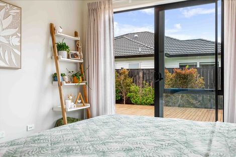 Photo of property in 16 Sir Lincoln Drive, Kumeu, 0810