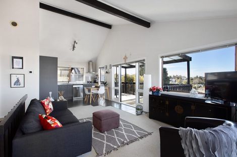 Photo of property in 2/807 East Coast Road, Northcross, Auckland, 0630