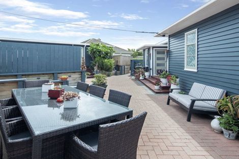 Photo of property in 5 Kinghorne Street, Strathmore Park, Wellington, 6022