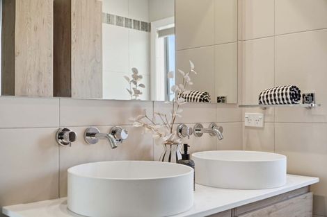 Photo of property in 31 Beechwood Road, Rothesay Bay, Auckland, 0630