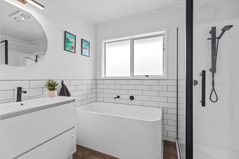 Photo of property in 19 Endeavour Avenue, Welcome Bay, Tauranga, 3112