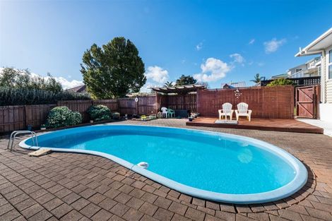 Photo of property in 74 Sylvan Crescent, Te Atatu South, Auckland, 0610