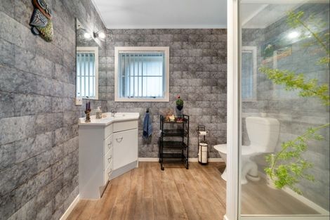 Photo of property in 33 Heta Road, Highlands Park, New Plymouth, 4312