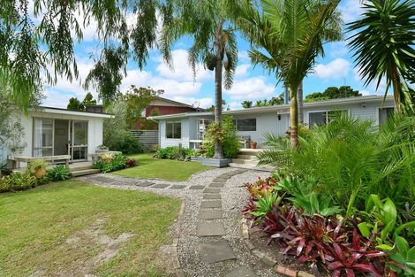 Photo of property in 18 Walton Street, Red Beach, 0932