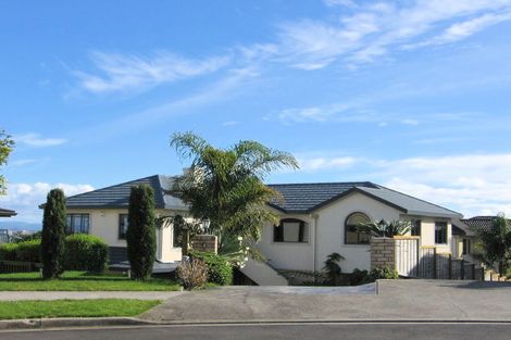 Photo of property in 12 Sesame Grove, Goodwood Heights, Auckland, 2105