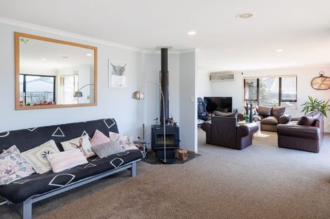 Photo of property in 12 Walnut Grove, Kelvin Grove, Palmerston North, 4414