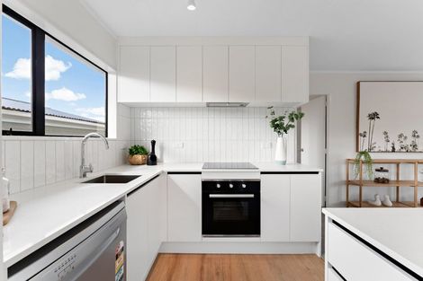 Photo of property in 2/7 Rewarewa Road, Te Atatu Peninsula, Auckland, 0610