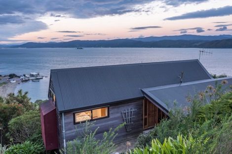 Photo of property in 3a Newport Terrace, Seatoun, Wellington, 6022