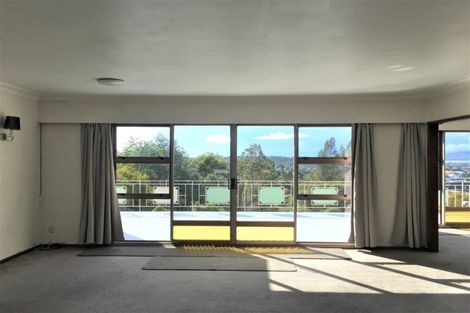 Photo of property in 637 Glenfield Road, Totara Vale, Auckland, 0629