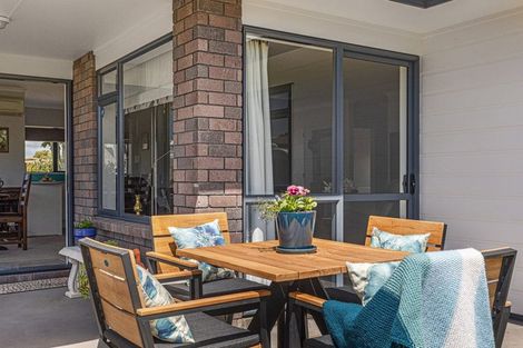 Photo of property in 21 Edgewater Grove, Whakatane, 3120