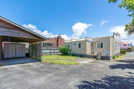 Photo of property in 6 Staveley Avenue, Mount Roskill, Auckland, 1041