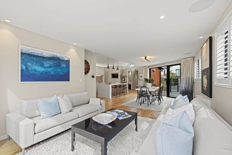 Photo of property in 15 Saint Andrews Square, Strowan, Christchurch, 8052