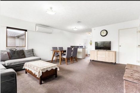 Photo of property in 2/7 Frank Evans Place, Henderson, Auckland, 0610