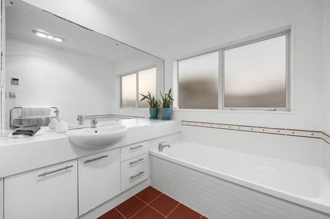 Photo of property in 8 William Woods Court, Flat Bush, Auckland, 2016