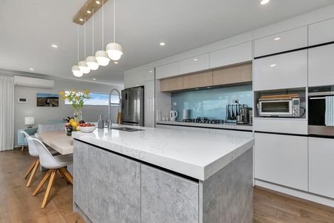 Photo of property in 29 Bernleigh Terrace, West Harbour, Auckland, 0618