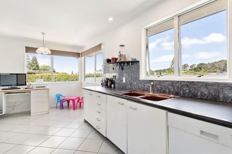 Photo of property in 12 Tempo Place, Torbay, Auckland, 0630