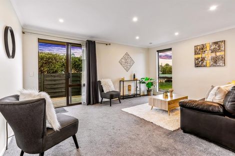 Photo of property in 2/4 Elizabeth Drive, West Harbour, Auckland, 0618