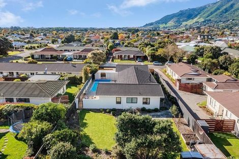Photo of property in 31 Rewarewa Crescent, Waikanae, 5036